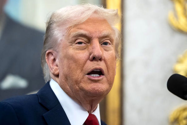 اسکورت هواپیما ترامپ توسط جنگنده های مصری در بدو ورود به شرم الشیخ +فیلم