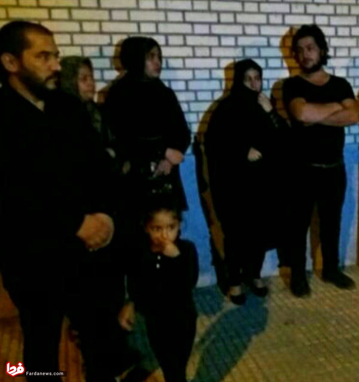 عکس: خانواده آتنا در انتظار اجرای حکم اعدام قاتل