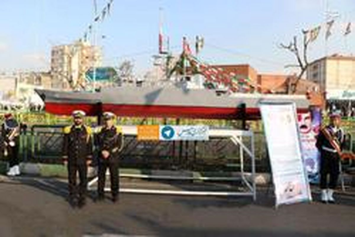 عکس: ماکت «ناوشکن جماران» در مسیر راهپیمایی