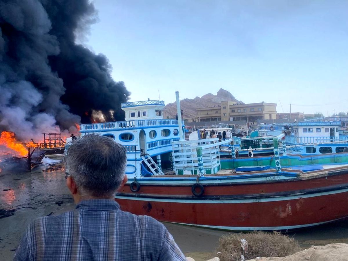تصاویری از آتش‌سوزی در ‌اسکله‌ بندر ‌پارسیان/ ۱۰ فروند شناور سوخت