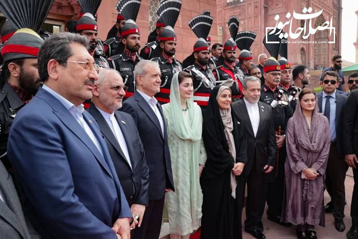 تصویری از سید عباس عراقچی و وزرا همراه با رئیس جمهور در آرامگاه علامه اقبال لاهوری