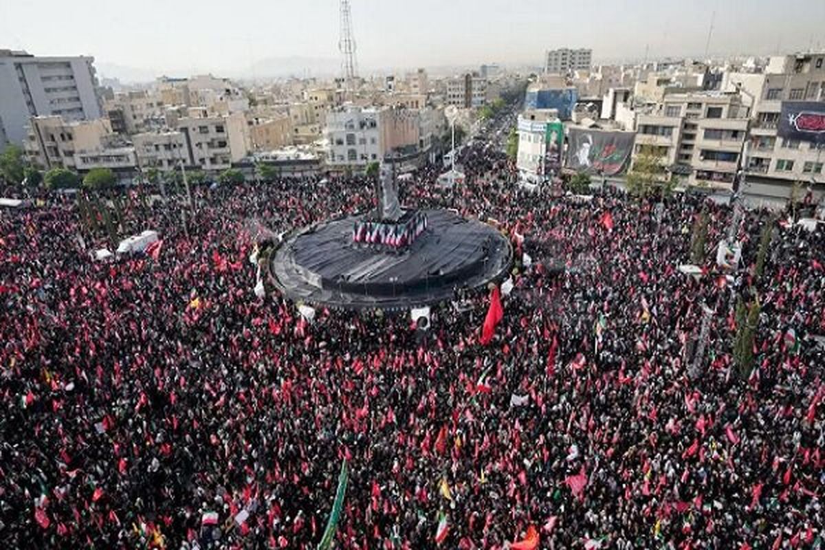 آغاز مراسم وداع با پیکر مطهر امام شهید در مسجد جمکران