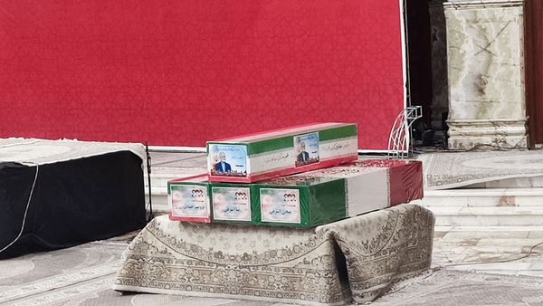 پیکر مطهر شهید کمال خرازی در صف اول نمازجمعه