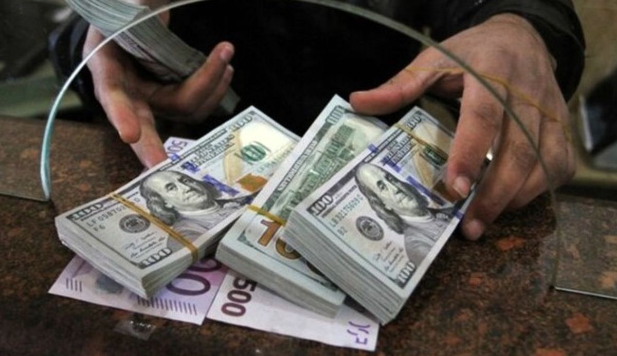 جهش ۳۲۵۰ تومانی قیمت دلار در یک روز | دلار در آستانه ۱۳۰ هزار تومان