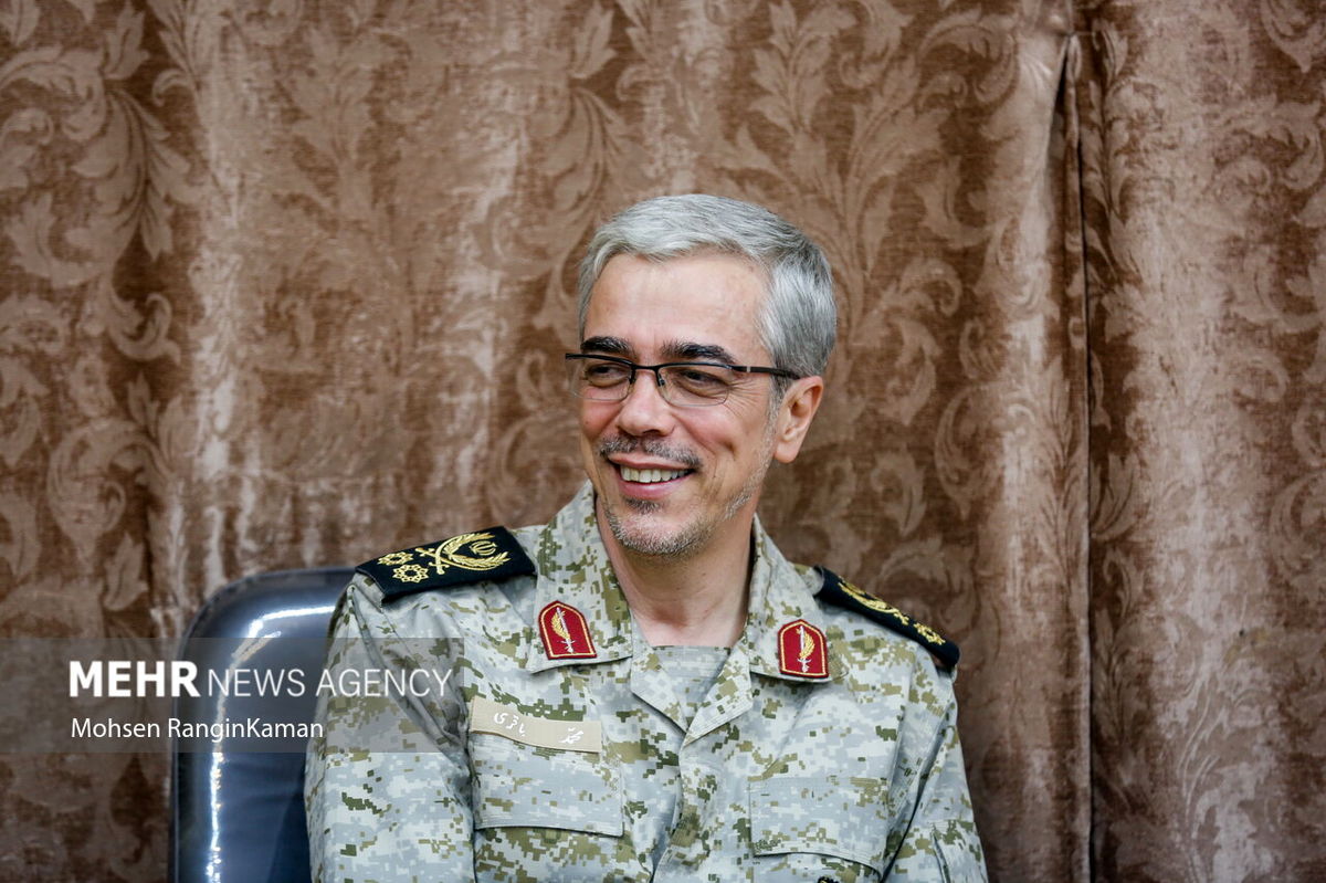 حضور مادر شهیدان باقری در گلزار شهدای بهشت‌ زهرای تهران برای بدرقه پیکر فرزند، عروس و نوه‌اش +عکس