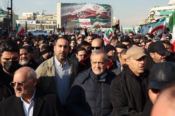 رئیس جمهور در اجتماع مردم تهران  +عکس