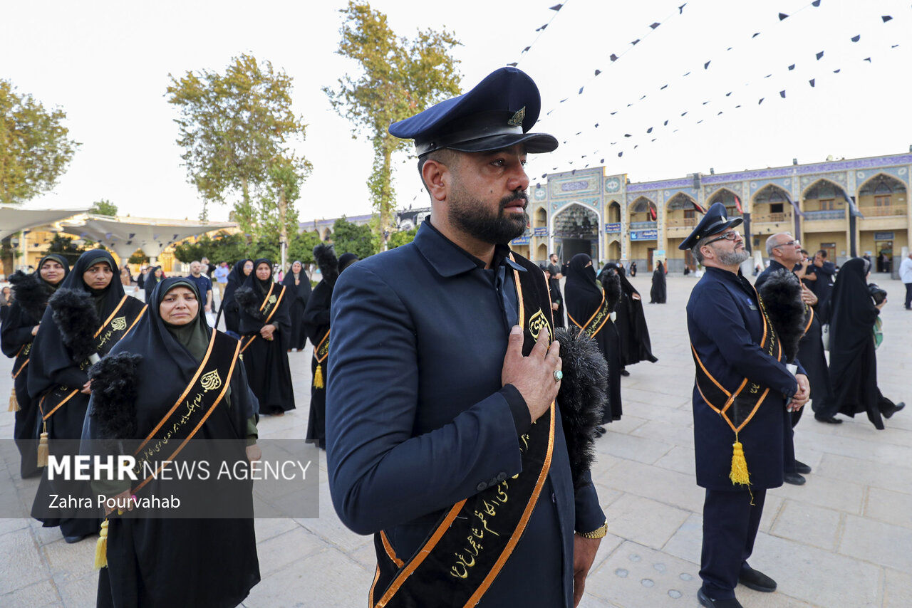 تصاویر: آیین تعویض پرچم گنبد آستان مقدس شاهچراغ(ع)‎‎