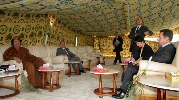 آبروریزی برای سارکوزی | معمای هدیه نقدی قذافی فاش شد