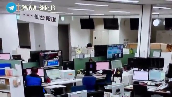 آرامش عجیب یک کارمند هنگام زلزله ۷.۲ ریشتری ژاپن  +فیلم