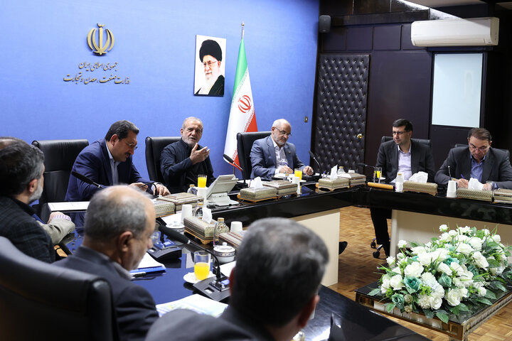 حضور پزشکیان در دو وزارت راه و صمت