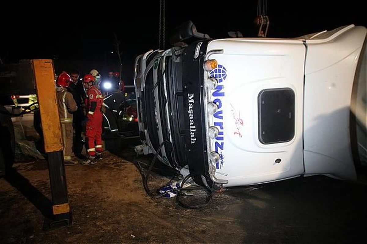 تصادف تریلی و اتوبوس کارگران معدن چادرملو/۲۹ کارگر  مصدوم شدند