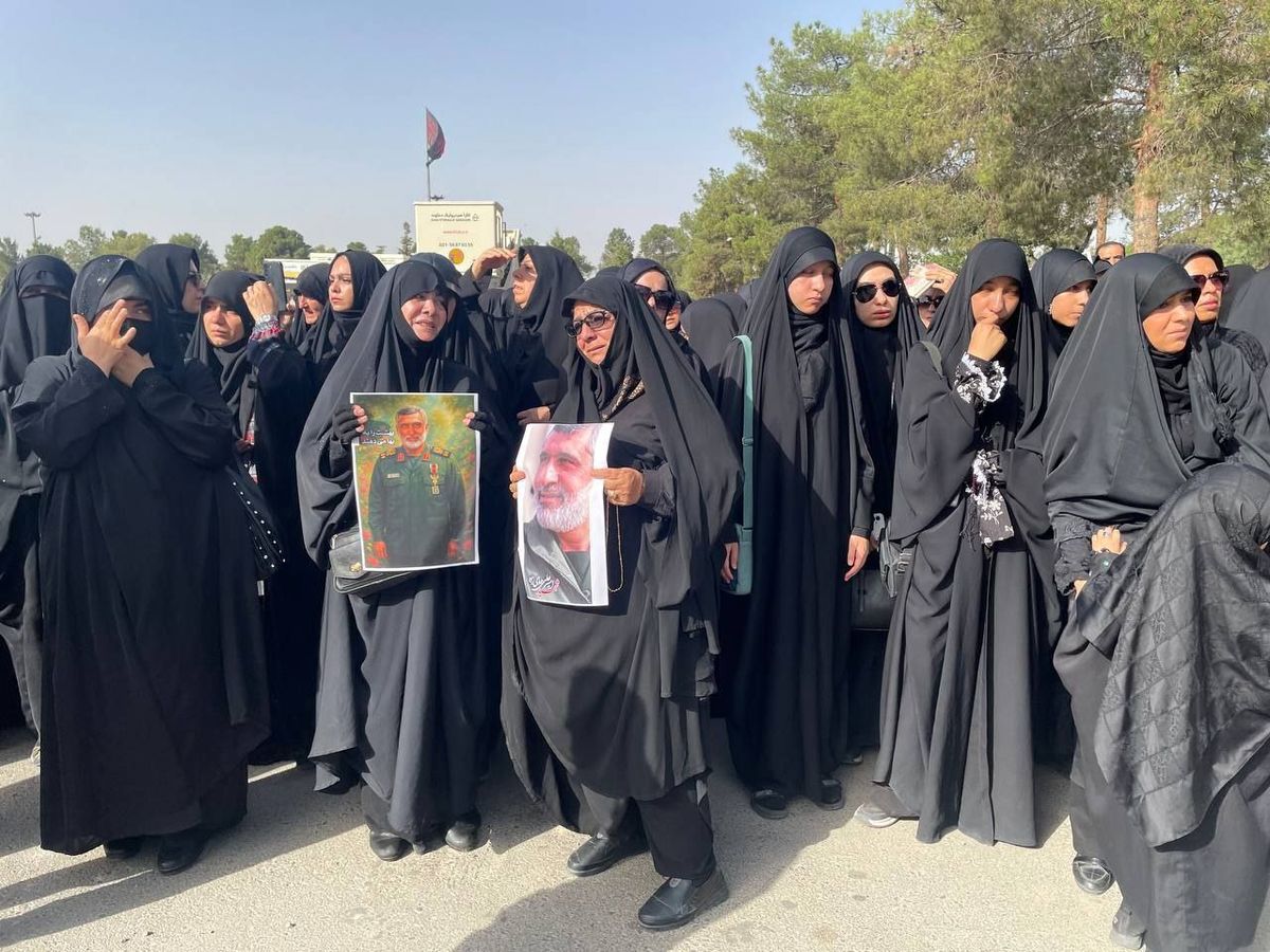 دمام‌زنی در تشییع پیکر سردار شهید حاجی‌زاده در بهشت‌زهرا