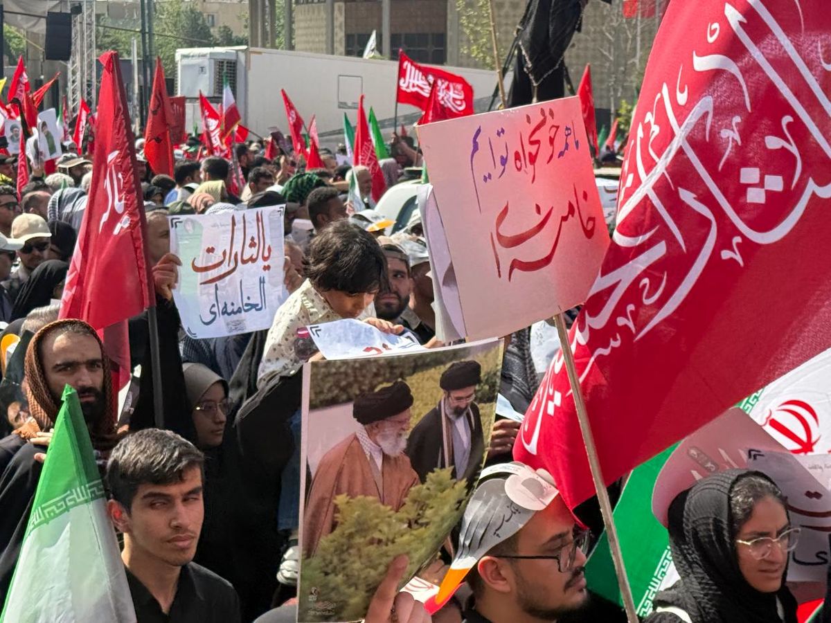 سی‌ان‌ان: مسیر تشییع از جمعیت عزاداران پر شده است