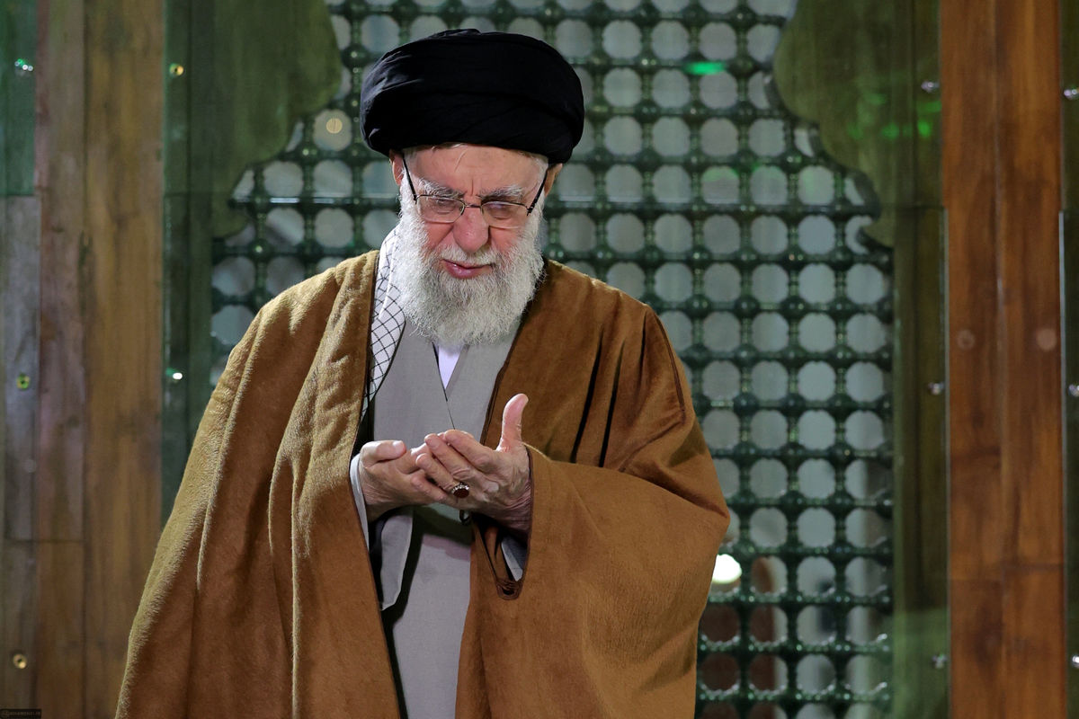 حضور رهبر انقلاب در مزار شهدای انقلاب در بهشت زهرا