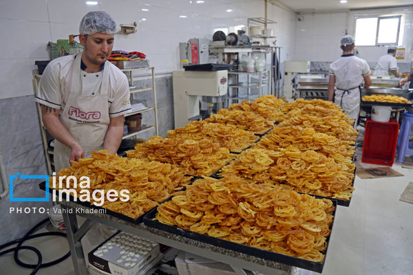 تصاویر: کارگاه پخت زولبیا و بامیه در ماه مبارک رمضان