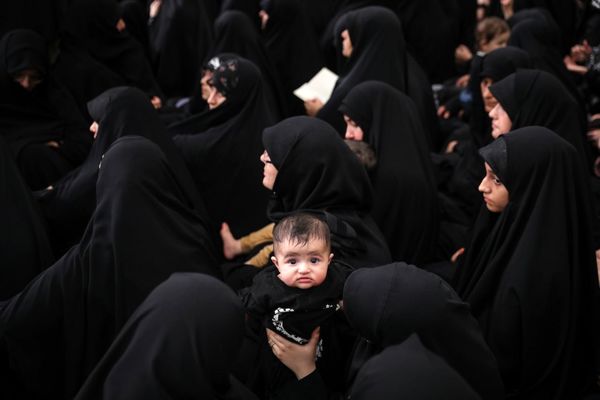  تصاویری از مراسم شام غریبان حسینی در حسینیه امام خمینی(ره)