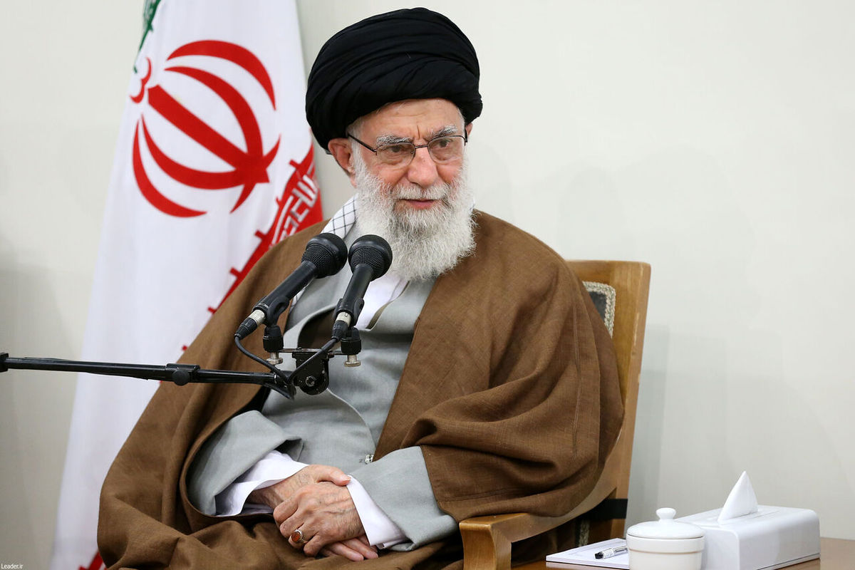 رهبر انقلاب: مخاطب اول در هر یک از عرصههای جهاد روحانیت است /ورود در عرصه جهاد هیچ منافاتی با دانش، تحقیق و تدریس ندارد