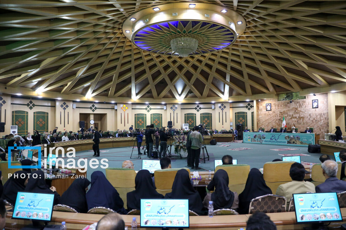 اعتراض یک دانشآموز به مافیای کنکور در حضور رییسجمهور