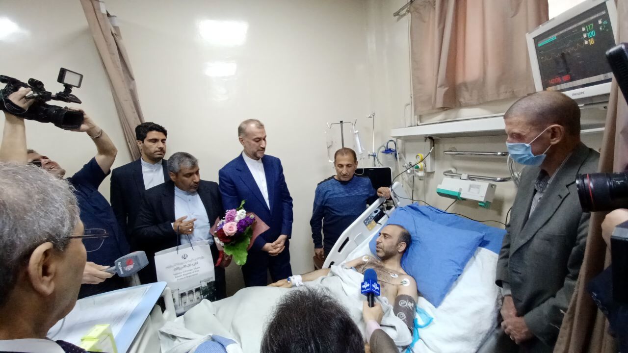 عیادت امیرعبداللهیان از مجروح حادثه تروریستی کنسولگری +عکس