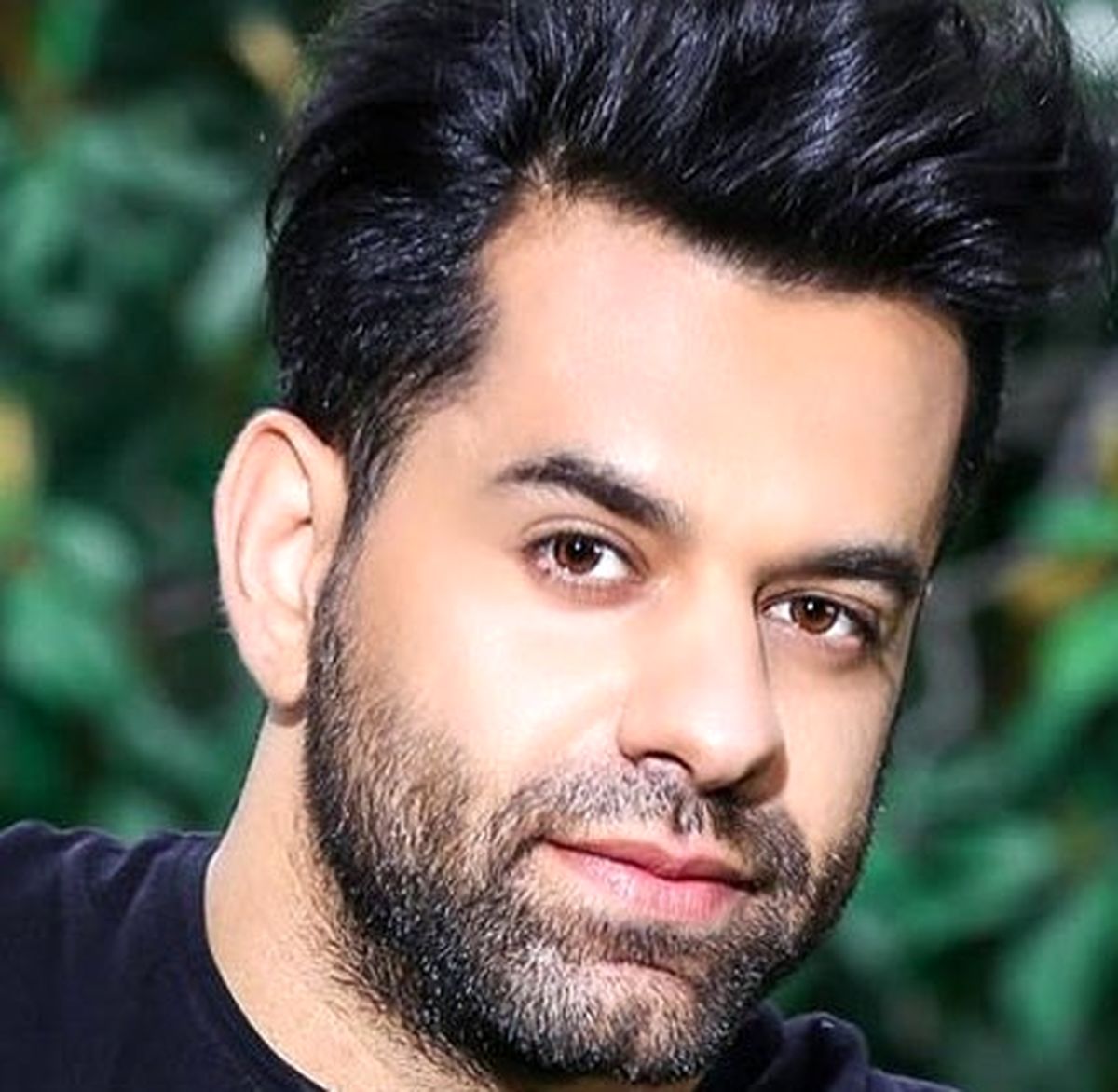 استایل خاص “رضا بهرام” در خودرو لاکچری اش