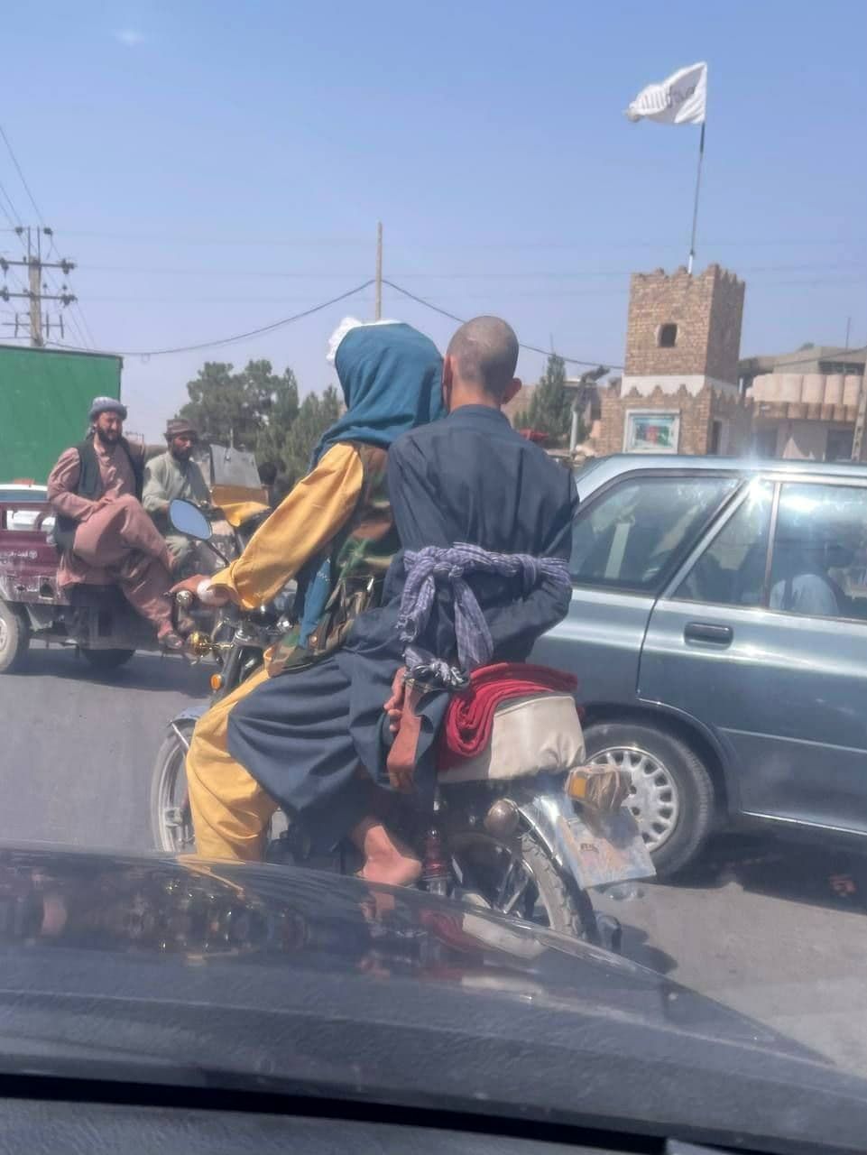 نحوه عجیب بازداشت افراد توسط طالبان +عکس