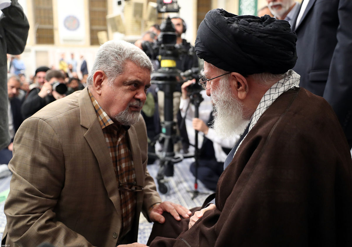 لحظاتی از شعرخوانی محمدعلی مجاهدی در دیدار با رهبر انقلاب