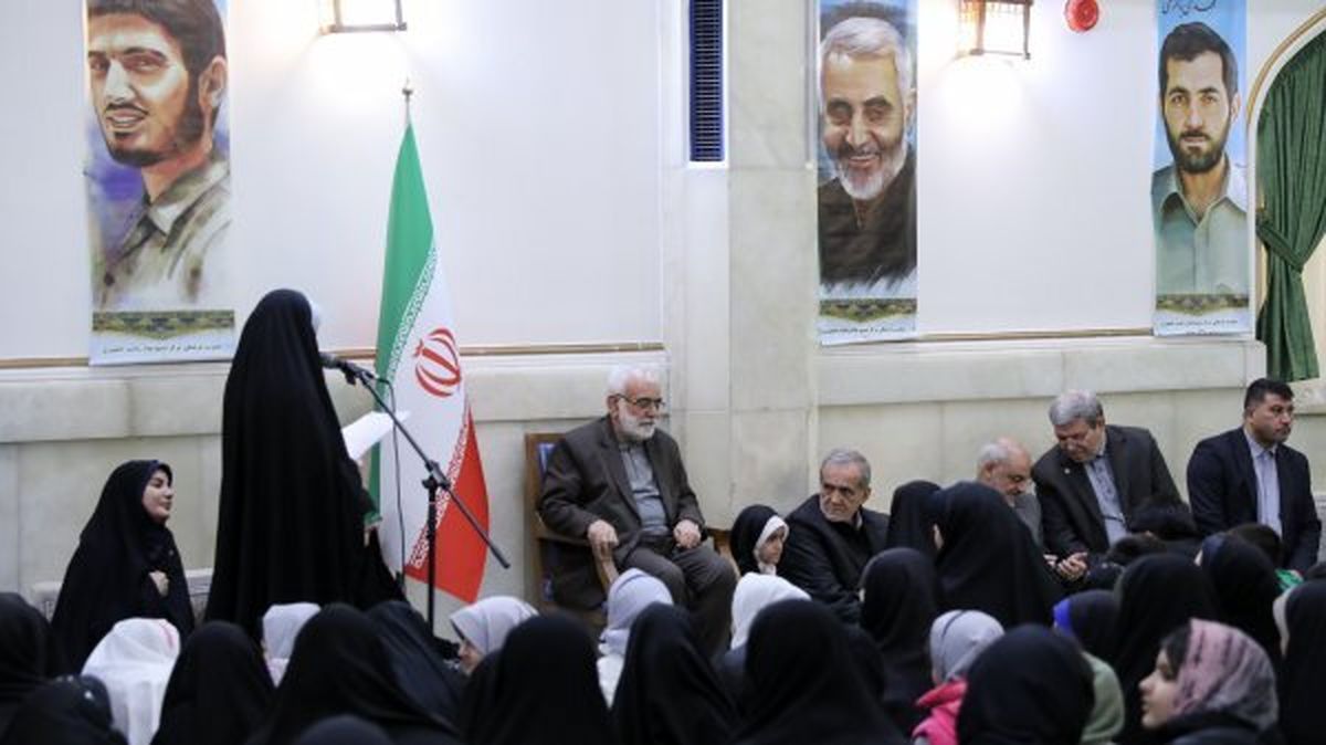 رئیسجمهور همراه با جمعی از ایتام افطار کرد