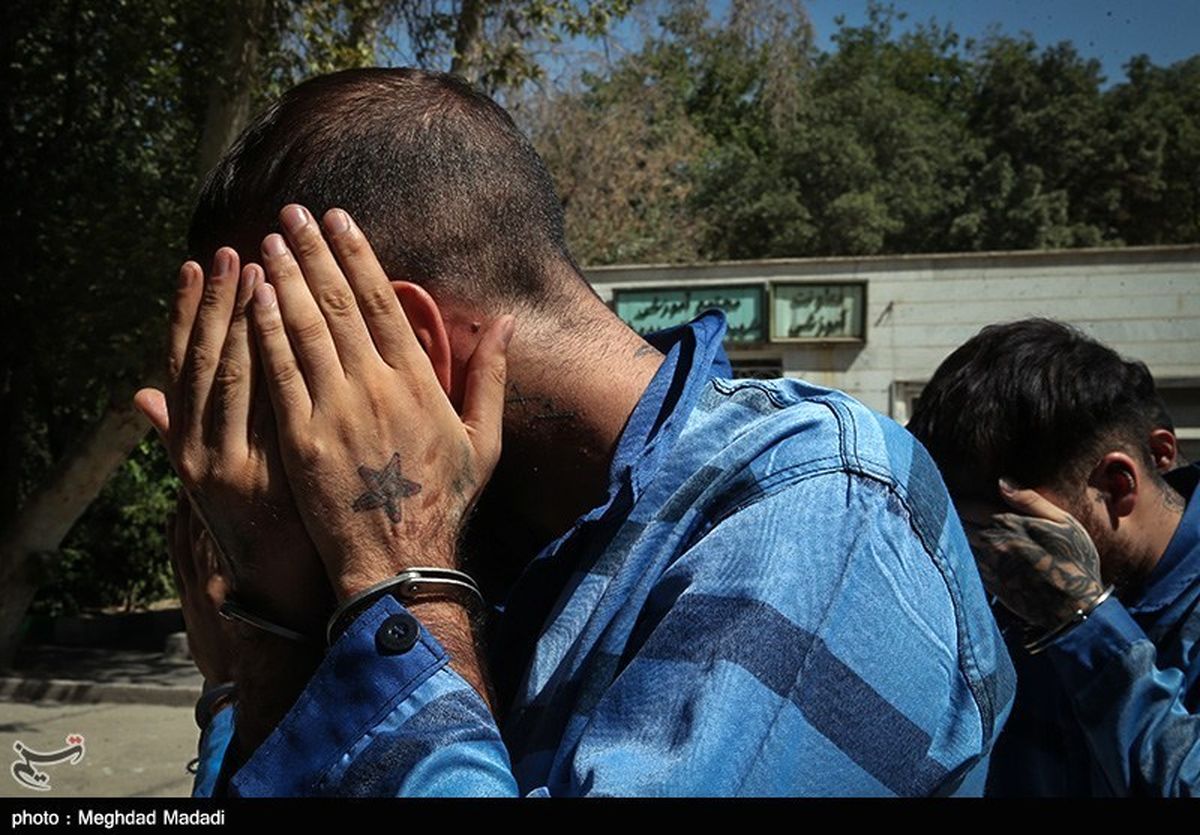 اولین تصاویر از لحظه کشف سلاح سارقان طلا در قشم/ دستگیری طراح سرقت مسلحانه