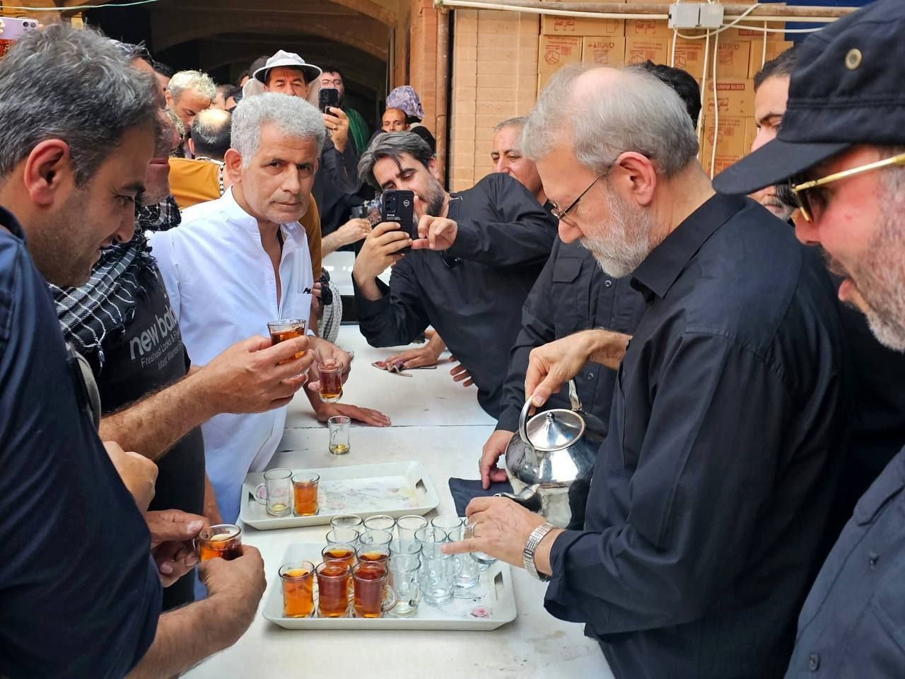 پذیرایی لاریجانی از زوار در مسیر اربعین +فیلم