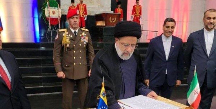 اهدای تاج گل و ادای احترام رئیسی به مقبره «سیمون بولیوار»