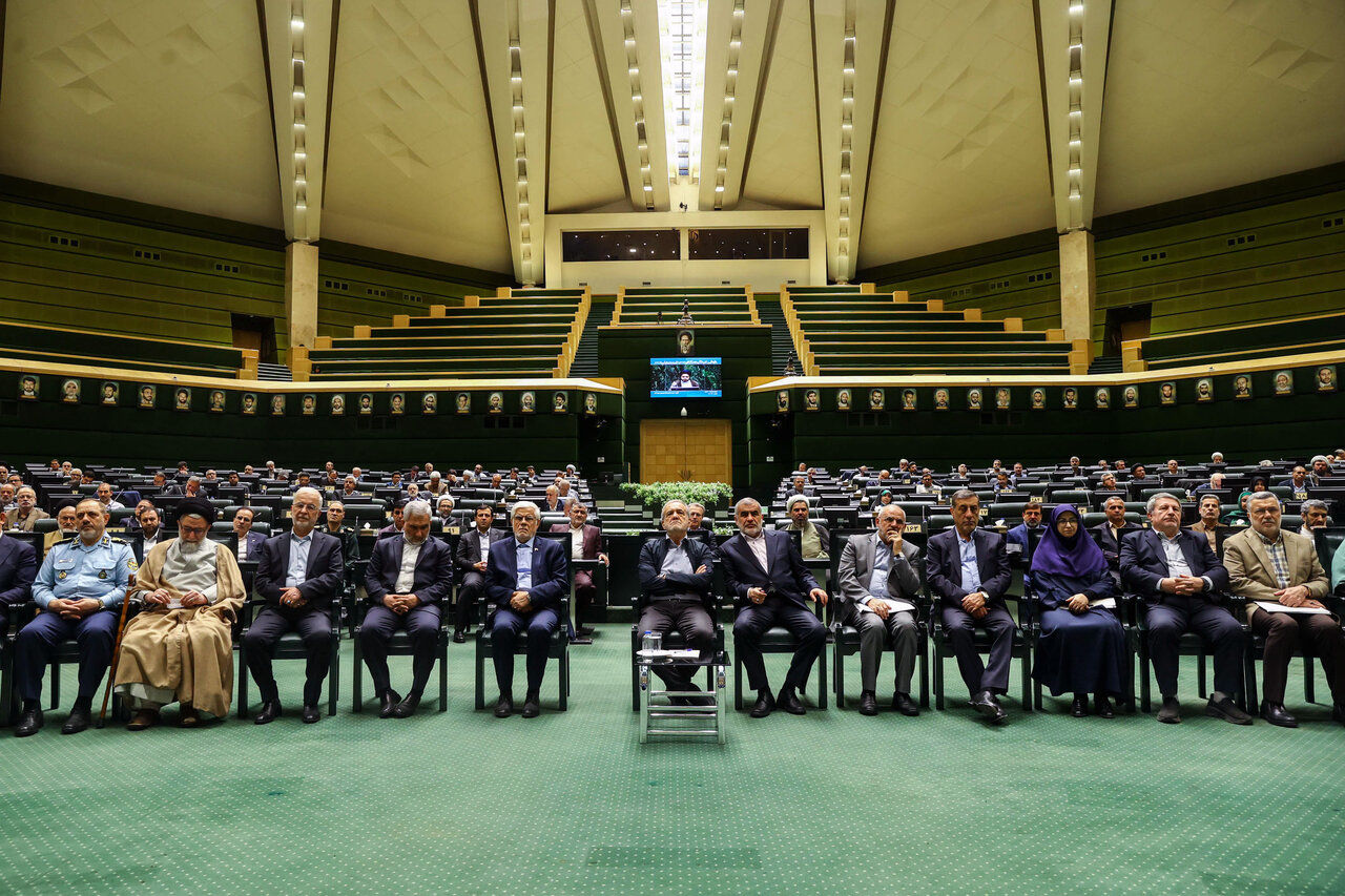 تصاویر جلسه غیرعلنی مجلس با حضور رئیس جمهور 