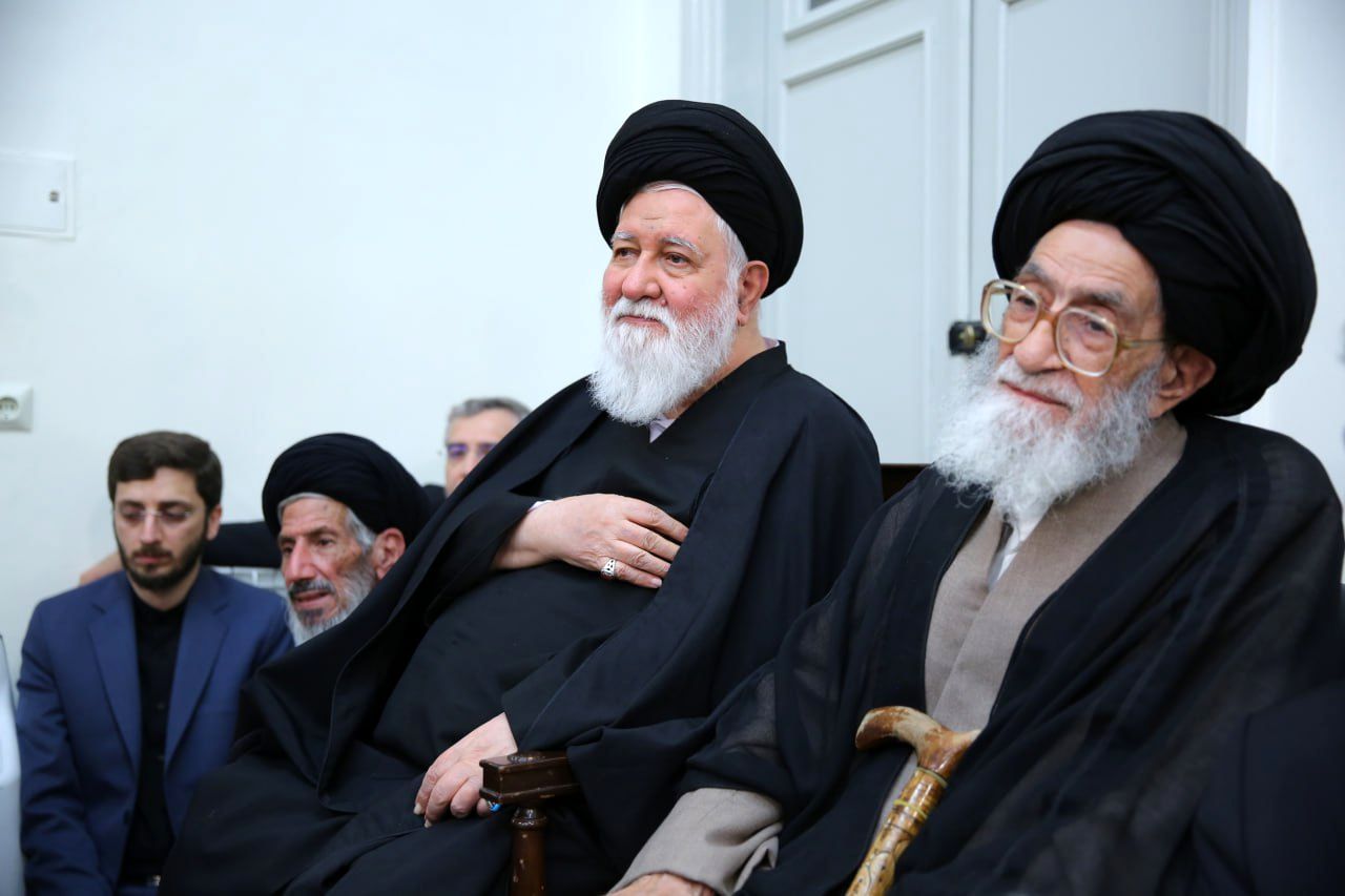 احترام ویژه رهبر انقلاب به آیت‌الله آل‌هاشم پدر بزرگوار امام جمعه شهید تبریز