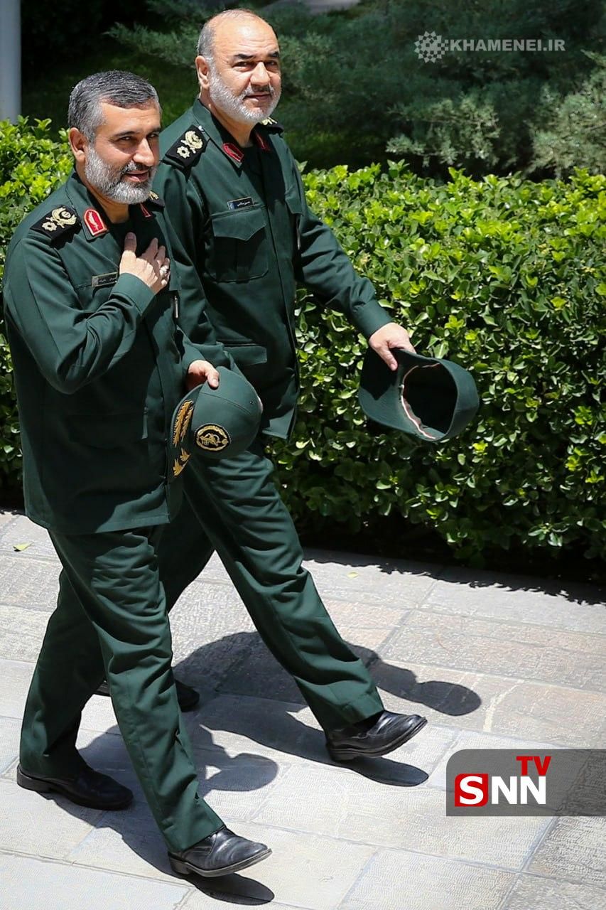 تصویری از سرداران شهید سلامی و حاجی‌زاده پیش از آغاز یکی از دیدارهای رهبر معظم انقلاب
