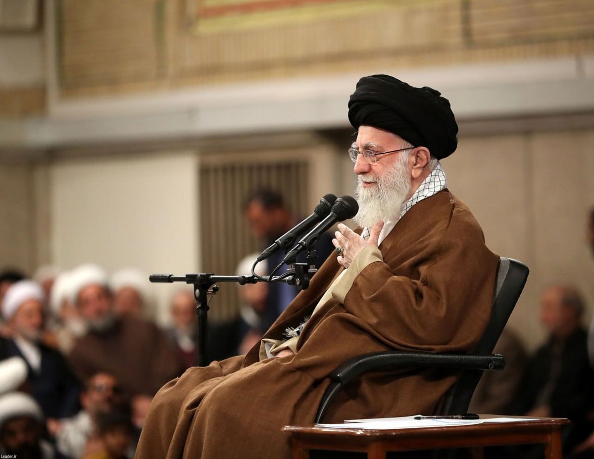 رهبر انقلاب: یکی دستورکارها مایوس کردن جوانان از آینده است