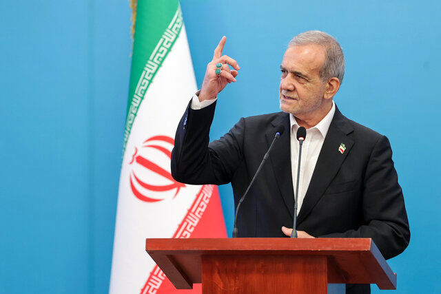 پزشکیان: غرب با سلاح ما را به جان هم می‌اندازد