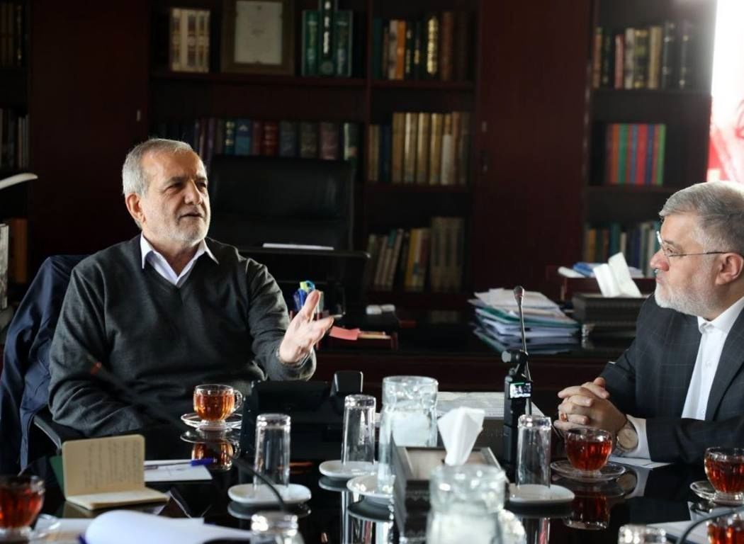 پزشکیان به استانداری تهران رفت / تاکید پزشکیان بر توسعه شبکه ریلی تهران