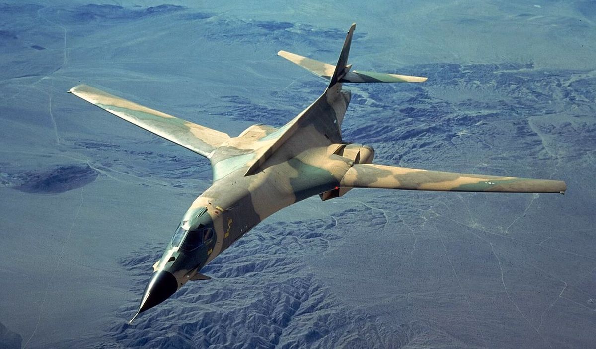 پرواز دو بمب افکن‌ آمریکا در نزدیکی ونزوئلا/جنگ بزرگ در راه است؟