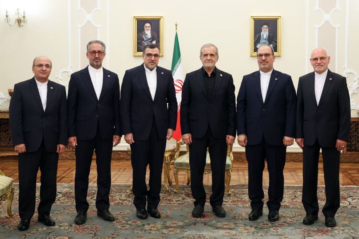 پنج سفیر جدید ایران پیش از عزیمت به محل مأموریت با رئیس‌جمهور دیدار کردند