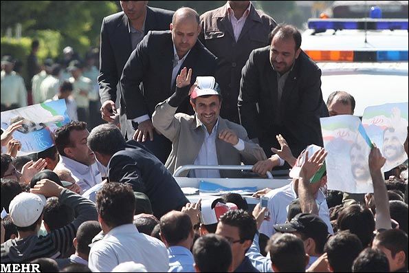 عکس/ کلاه سه رنگ رئیس جمهور