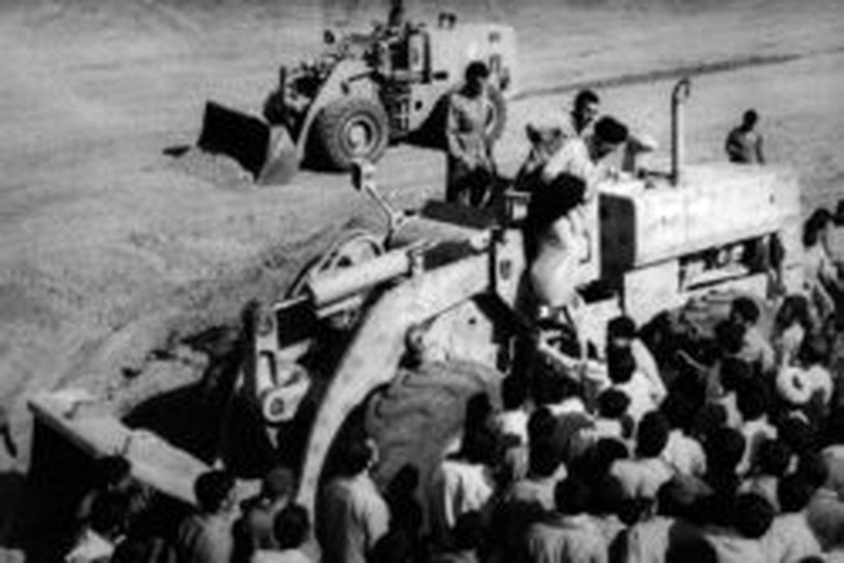 عکس کمتر دیده‌شده از آیت‌الله خامنه‌ای سوار بر لودر