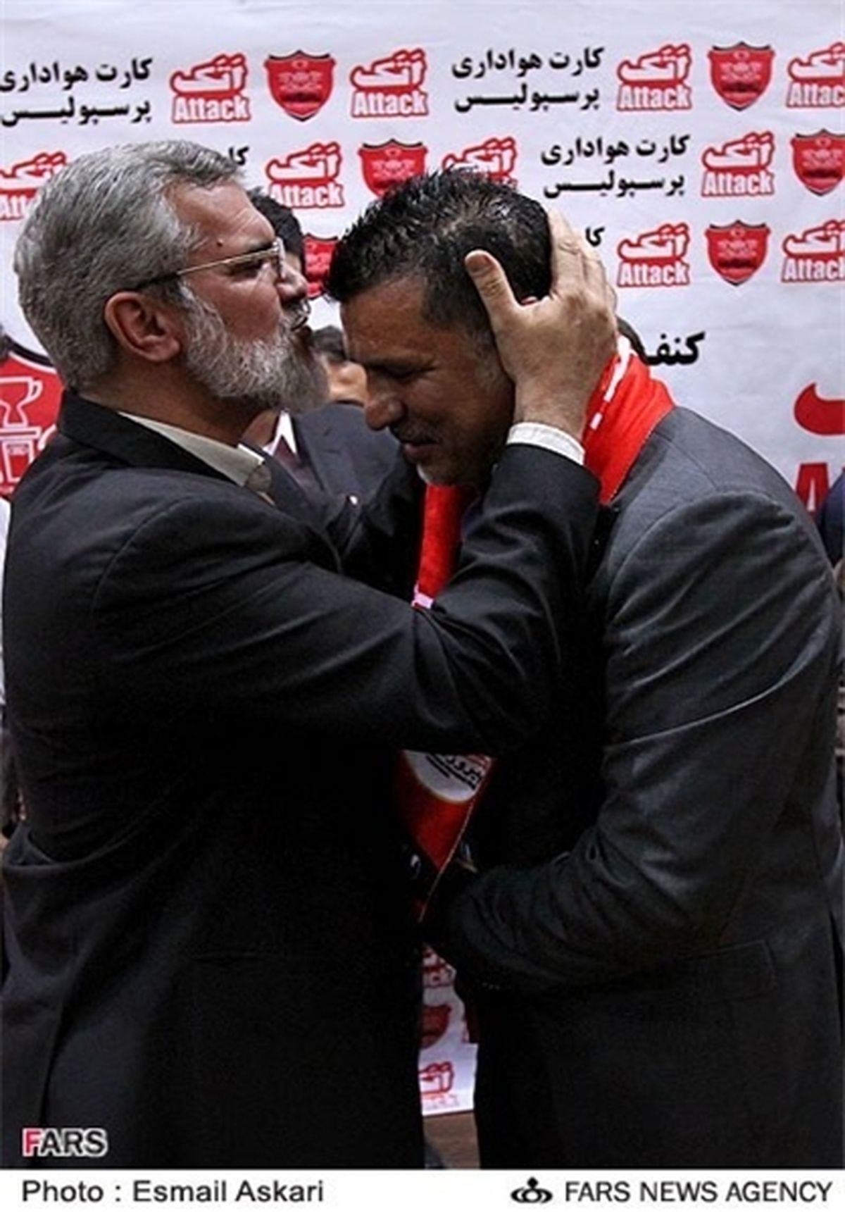 عکس/بوسه‌رویانیان بر پیشانی آقای‌گل‌جهان