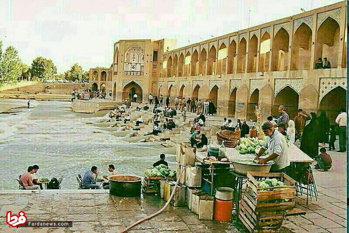 خوردن کاهو سکنجبین کنار زاینده رود +عکس