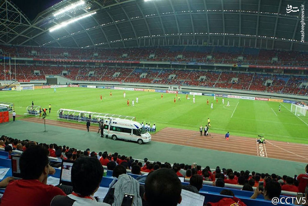 عکس: لحظه خروج منتظری از استادیوم با آمبولانس