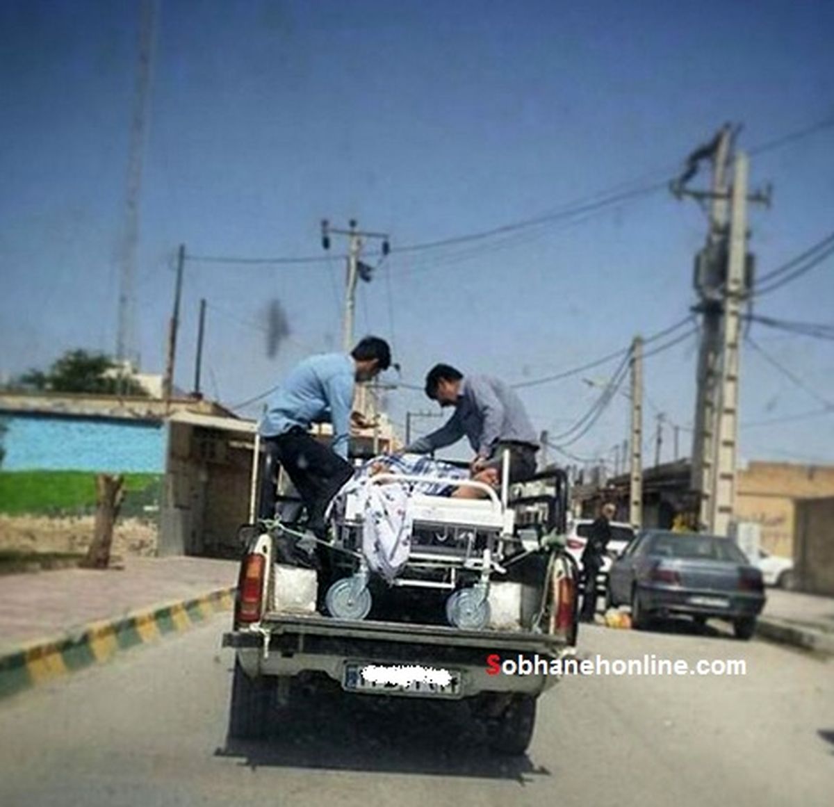 عکس: حمل بیمار با وانت پیکان