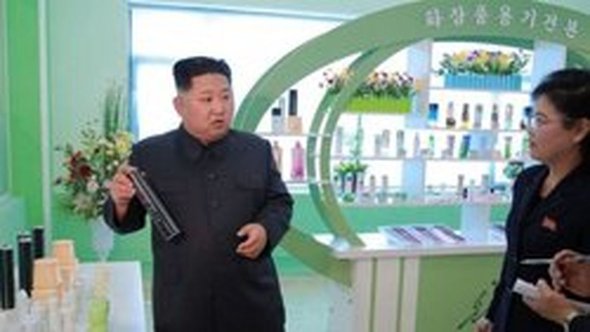 بازدید کیم جونگ اون از یک کارخانه محصولات آرایشی