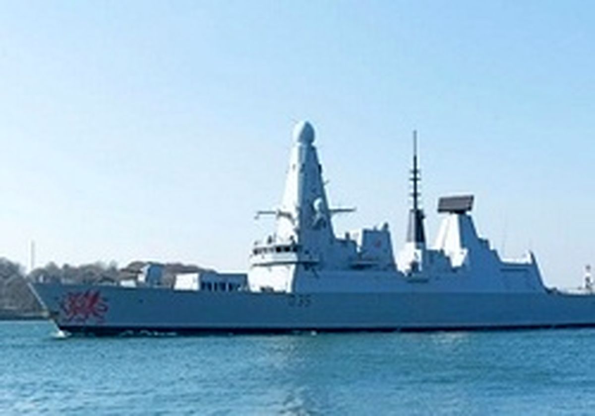 قایق‌های تندروی ایران مسیر ناوشکن انگلیس را مسدود کردند