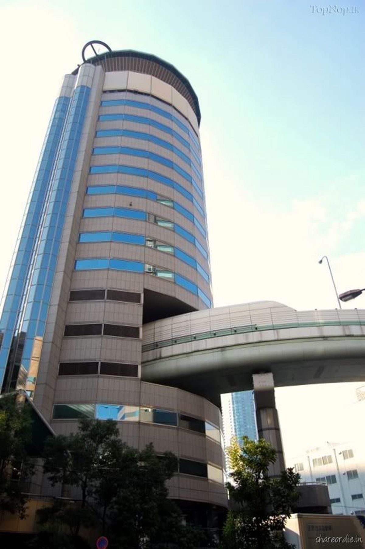 تصاویر: اتوبانی كه از وسط ساختمان می گذرد