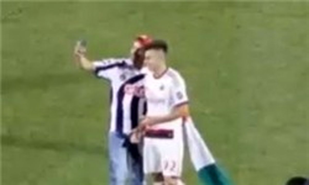 عکس سلفی هنگام بازی فوتبال!/عکس