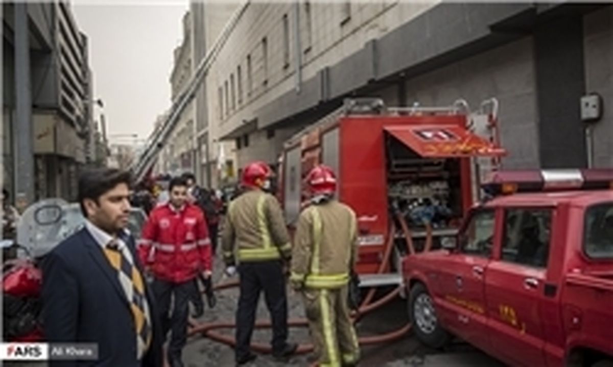 عکس: انتقال اموال ساختمان‌های مجاور محل آتش سوزی