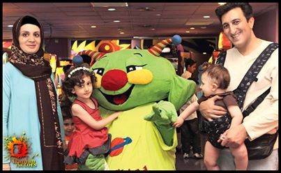 عکس/ هنرپیشه سینما در کنار خانواده